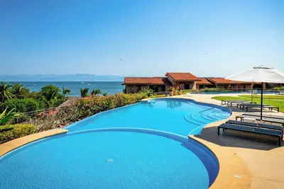 Image de Ocean-view condo with communal pool