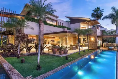 Image de Contemporary Home with Infinity Pools and Swimup Bar