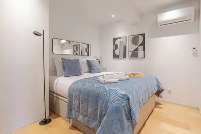 Image de Stylish Flat with Workspace & Garage by HostWise