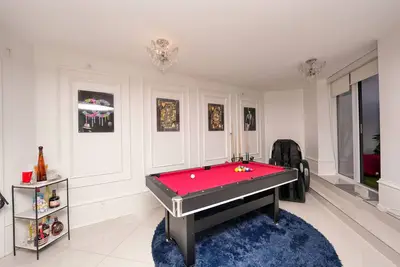 Image de Luxé downtown hot tub and entertainment complex