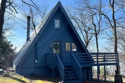 Image de Waterfront A-Frame with Covered Dock on Beautiful Lake Barkley