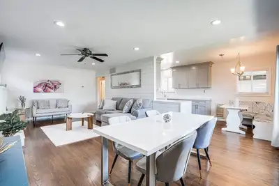 Image de Private Zen Garden + Fireplace: Chic Hayward Oasis