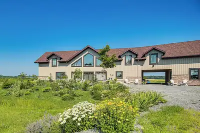 Image de Grill Out, Play Pool: Huge Home on Lake Champlain!