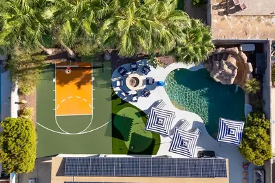 Image de Water Slide & Pool • Basketball Court • Sleeps 16