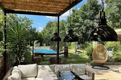 Image de Maison de Caractère rénovée avec piscine idéale pour des vacances en famille!