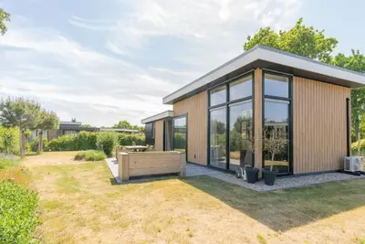 Image de Profitez de la vie en plein air dans ce chalet de luxe à Schouwenduin de Duinvilla avec une grande p