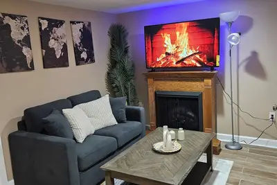 Image de Modern 2br Basement Suite with Jacuzzi  Access, Full Kitchen & Free Wifi