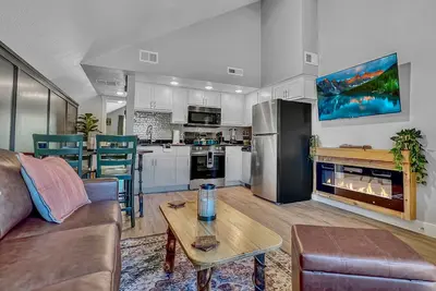 Image de 384 Creekside walk to landing, convention center