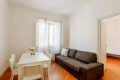 Image de GuestHost - Roomy and cozy apartment of 113 sqm, for up to 7 people, on the 4th floor of a building with lift (Not suitable for disabled people, some steps to access it). The property is located in the heart of Florence (Restricted-Traffic Area), just 50