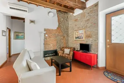 Image de GuestHost - Cozy 70 sqm apartment, located on the ground floor, able to accommodate up to 4 people. The property is located in Ponte alla Vittoria area, a quiet area just 5 minutes on foot from Piazzale Vittorio Veneto, the entry point to the wonderful P