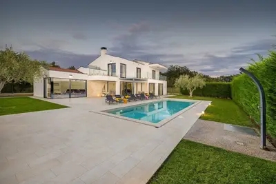 Image de Villa Tea - belle villa moderne avec grande piscine et jardin pres de Poreč