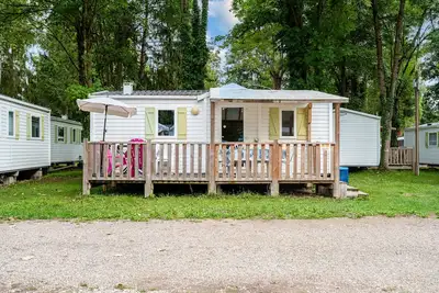 Image de Appartement « Lydia's Mobilhome » avec piscine partagée, terrasse privée et jardin privé