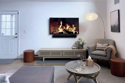 Image de Chic lakefront retreat with year-round charm. Enjoy Lake Barnabee views, a fully stocked kitchen, and cozy vibes in a nostalgic lake community. Kayak in summer, skate in winter, and take advantage of fun in-home concierge services.