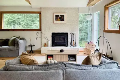 Image de Come stay on the outskirts of the hopping village of Narrowsburg, Ny and enjoy the peace and quiet of the country side with everything you need only a few minute drive away. Indulge in the comforts of a well-stocked and modernized home.