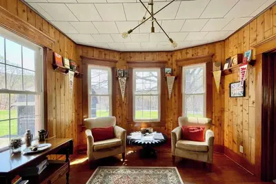 Image de Charming 3br farmhouse on a quiet country road—pet-friendly, cozy, and close to Callicoon, North Branch Inn & the Cider Mill. Perfect for couples, families, or remote work with a full kitchen, comfy spaces & room to roam.