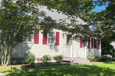 Image de Newly renovated Cape Cod charm