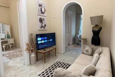 Image de Neoclassical Royal Palace next to Acropolis