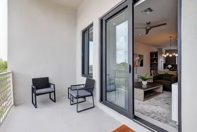 Image de Modern condo, steps to beach. Gym, generator, gated community.