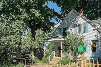 Image de Bright Charming Victorian Close to Everything!