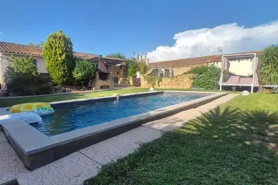 Image de Maison plein pied avec piscine privé dans un lotissement calme près d un lac