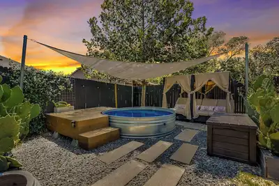 Image de 4-bedroom house in East Austin with Hot tub, Cowboy pool, Game room, and Firepit