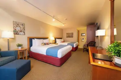 Image de Double Queen Room – Family-Friendly Comfort in Downtown Leavenworth