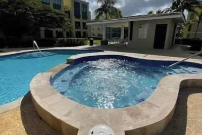 Elegant Apartment/Poolfront & Steps from the Beach