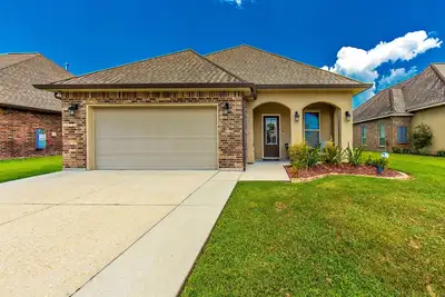 Image de Modern 3br Retreat with Patio in Gray