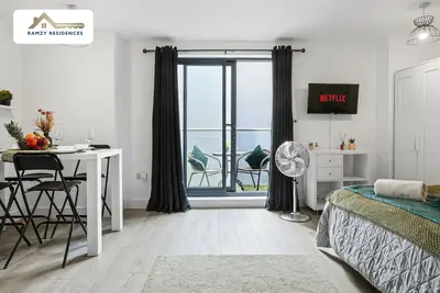 Image de 10%OffWeekly - Cosy & Spacious Studio with Parking in Hemel Hempstead