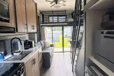 Image de New Cozy 2 bedroom Rv 15 minutes from entertainment and wild adventures!