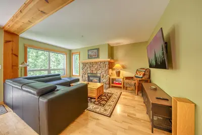 Image de Ski-in Townhome - Private Hot Tub - Fernie Resort