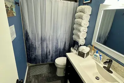 Image de DeWitt Estate is your next pet free and homely living space with a full kitchen.