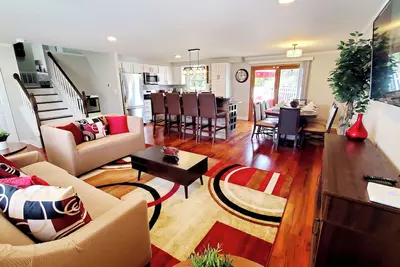 Image de Lux TriLevel Big 4 Br House Yard & Pond View in the Hearth of Schaumburg