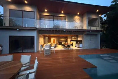 Image de High-end mansion in a beachfront condominium