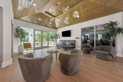 Image de Seaside Paradise Suite, 10 Min to Beaches- Pool/Gym