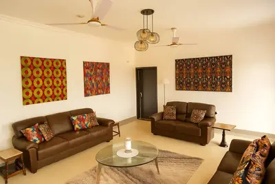 Image de Large Quiet Villa 4bdr 3bth Nr East Airport Spintex 8km to beach Wifi KINGbeds