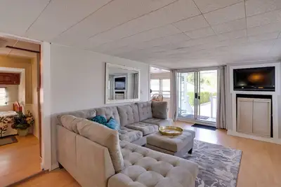 Image de 1 Mi to Birch Bay Sp! Cozy Cabin w/ Pool Access