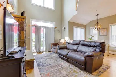 Image de < Half-Mi to Lake: Townhome w/ Hot Tub in McHenry!