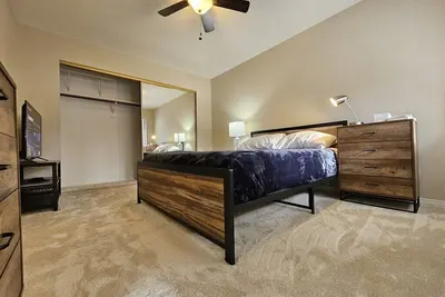 Image de Modestly furnished Walnut Hills townhouse at a modest price