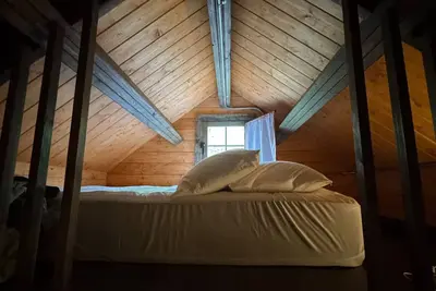 Image de Cozy Loft Bunkie | Sleeps 4 | Bbq + Fire Pit
