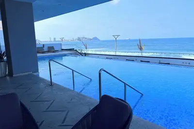 Image de The Pearl of the Pacific @ Altomare Condos