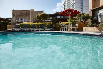 Image de 3 Sleek Units, Urban Garden Setting, Pool Enjoyment, Close to Local Attractions