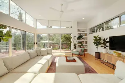 Image de Easy Downtown Access, spacious 2-bedroom with pool