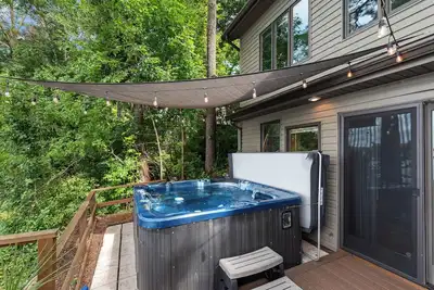 Image de Hot Tub, Kayaks, Sup's & Firepit
