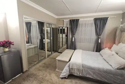 Image de Ultimate Getaway:Entertainer's Dream 4br House with Bar, Game R, &Dual Living Area