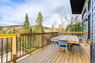 Image de Sauna et Spa le Vulcano, Chalet moderne avec accès à l'eau.