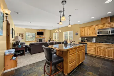 Image de Alpine 2Bdrm Suite: Fireplace, Views, Sauna & Indoor Parking