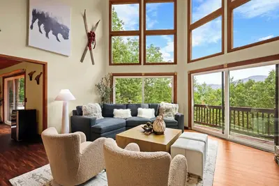 Image de Hawksnest Cabin with Mountain views, Hot Tub and Gameroom. Family & Pet friendly