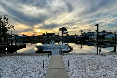 Image de The Seaside Retreat - 2br home with floating dock with Direct Gulf Access