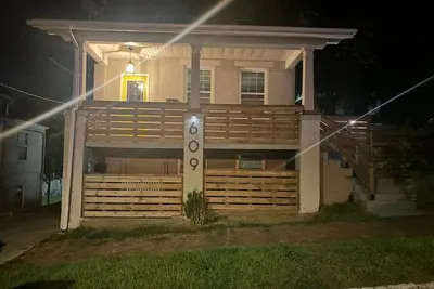 Image de Historic Alton duplex! Upper unit